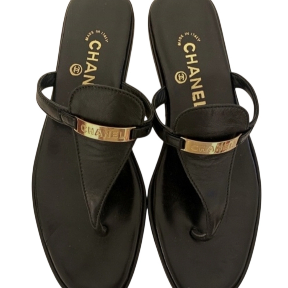 Beautiful 🤩 Chanel Vintage Thong Sandals